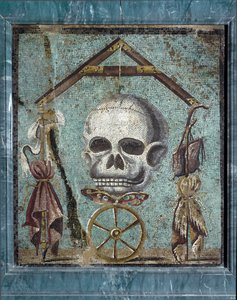 罗马艺术：Memento mori，生与死的象征。 来自庞贝城的马赛克。 风格二。 尺寸 47x41 厘米，那不勒斯国家考古博物馆
