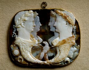 罗马艺术：缟玛瑙 (Gemma Claudia) 装饰皇室夫妇克劳德 (Tiberius Claudius Drusus)（公元前 10 年-公元 54 年）和他的妻子小阿格里皮娜（公元 15-59 年）（小阿格里皮娜）（左）和凯厄斯·朱利叶斯·凯撒（Caius Julius Caesar）的画像 dit Germanicus (15 BC-19 AD) C) 作者 小说