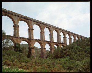 罗马艺术：1 世纪西班牙塔拉戈纳渡槽（费雷尔渡槽或 Pont du Diable）景观（罗马艺术：罗马渡槽 Pont de les Ferreres（Pont del Diable）塔拉戈纳，西班牙） 作者 小说