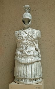Roman art: Trophee of weapons in the form of parade armor of Roman soldier from the 1st century BC. Rome, museo della civilta romana 作者 小说