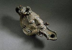 Roman art: bronze oil lamp in the shape of face. 1st or 2nd century AD. Spain Museo di Ampurias (Empurias) 作者 小说