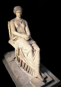罗马艺术：日耳曼尼库斯的妻子阿格里皮纳 "阿尼"（Agrippina）（公元前14-33）的雕像。大理石雕塑。公元1世纪。那不勒斯，国家考古博物馆 作者 小说
