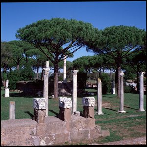 Roman art: view of the ruins of the Temple of Ceres, archeological site of Ostia 作者 小说