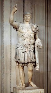 罗马皇帝图拉真 (Marcus Ulpius Traianus 或 Traiano)（公元 53-117 年）雕像，战舰。 公元 108 年左右。 Sun 2 m 巴黎，卢浮宫 作者 小说