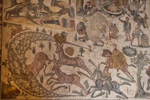 意大利西西里岛阿尔梅里纳广场的Romana del Casale别墅，私人公寓的第三个房间，地板上的马赛克(照片) 作者 小说