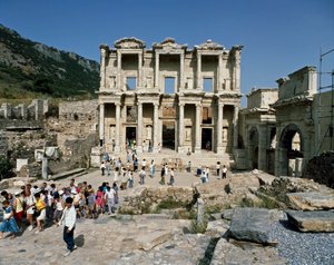 Celsus 图书馆的视图，建于 117 年。楣板细节 作者 小说