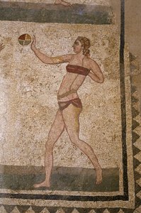 打球的女人。 年轻的罗马人从事体育锻炼。 他们在肾脏周围裹着缠腰布，在胸前裹着一块袈裟（胸罩的祖先）。 一个围绕肾脏的面包。 阿尔梅林广场 Villa del Casale 3 至 4 世纪的罗马马赛克 作者 小说