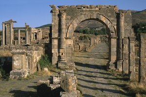 卡，拱和金星寺（左侧），高帝国时期（公元前27年 - 公元395年） 作者 罗马帝国时期