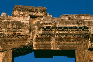 巴克斯寺庙，门楣的细节，高帝国时期27 BC-395广告照片 作者 罗马帝国时期