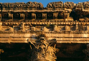 巴克斯寺庙，entablature的细节，高帝国时期27 BC-395 AD照片 作者 罗马帝国时期