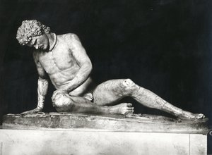 垂死的高卢，约公元前 230-220 年的希腊原版副本，由 Epigonos（大理石）（黑白照片） 作者 罗马罗马
