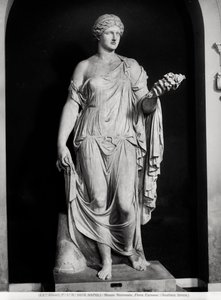 名为 Flora Farnese 的女性雕像，公元 2-3 世纪（大理石）（黑白照片） 作者 罗马罗马