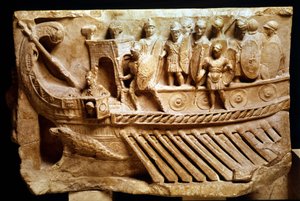 Low Roman relief depicting a birem. A crocodile can be seen below the bow. Vatican, città del Vaticano, monumenti, musei e gallerie pontefici. 作者 罗马罗马