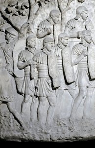罗马艺术：“准备战斗的罗马军团” 1862 年的模具，再现了图拉真皇帝（53-117 年）统治时期在罗马建造的图拉真柱（柱图拉真）（Colonna Traiana）的浅浮雕。 图拉真专栏纪念胜利者 作者 罗马罗马