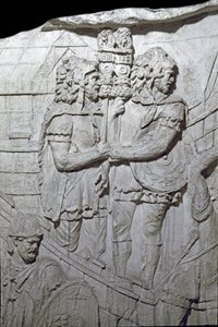 罗马艺术：“携带罗马鹰（Aquiliferes）的勇士”1862年模具，复制了图拉真皇帝（53-117）统治时期在罗马建造的图拉真柱（柱图拉真）（Colonna Traiana）的浅浮雕 . Trajane 专栏纪念 作者 罗马罗马