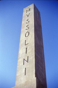 罗马 Foro Italico。 献给墨索里尼的方尖碑概述。 作者 罗马罗马