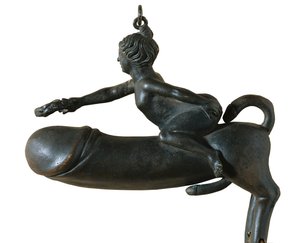 Sasamon Phallus。公元前 1 世纪，有胸部、腿部和尾部的龟头形状的动物，由一位戴着月桂花环的女性骑乘。防止邪眼的护身符。罗马艺术。帝国早期。青铜雕塑。西班牙。加泰罗尼亚。巴塞罗那。巴塞罗那。加泰罗尼亚考古博物馆 作者 罗马罗马