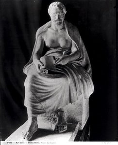 坐着的哲学家，头部被认为是德摩斯梯尼（公元前384-322年）（后加），来自Montalto-Negroni别墅（大理石）（黑白照片）。 作者 罗马罗马