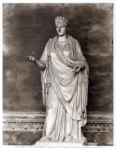 Statue of a Vestal Virgin or Priestess of Romulus (marble) (b/w photo) 作者 罗马罗马
