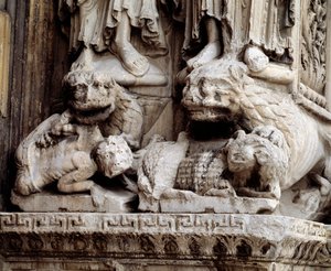 Monsters. Carved support of a column 作者 罗马式