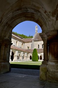 罗马式建筑：勃艮第丰特奈西多会修道院的 cloitre 和建筑物的景色 作者 罗马式