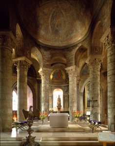 罗马式艺术：巴黎圣母院 (Notre-Dame) la Grand，普瓦捷 (维也纳) 的内景 作者 罗马式