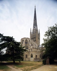 罗马式艺术：在诺维奇赫伯特德洛辛加 (Norwich Herbert de Losinga) 的庄园下建造的圣三一大教堂的景色 作者 罗马式