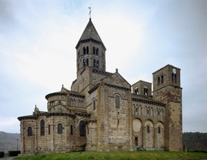罗马式艺术：Saint-Nectaire 教堂的景色（12 世纪）。 作者 罗马式
