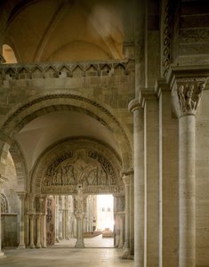代表 apotres 使命的鼻孔和中央鼓膜的视图。 圣玛丽亚抹大拉大教堂（Sainte Marie Madeleine (1096-1106), Vezelay, Yonne 作者 Romanesque