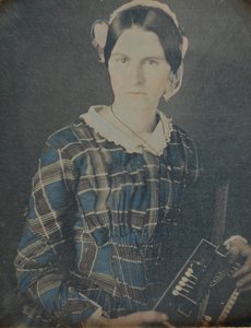 拿着手风琴的女人的达盖尔照相术，1840年代。 作者 罗恩·法桑