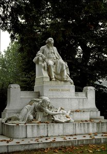 向德国作曲家约翰内斯-勃拉姆斯（1833-1897）致敬的纪念碑，由鲁道夫-冯-韦尔（1847-1914）指导。雷塞尔公园，维也纳 奥地利 作者 Rudolf von Weyr