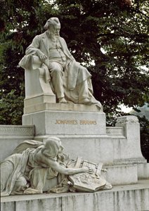 纪念德国作曲家约翰内斯·勃拉姆斯（1833-1897 年）的纪念碑，由鲁道夫·冯·魏尔（1847-1914 年）执导。 Ressel 公园, 维也纳 奥地利 作者 Rudolf von Weyr