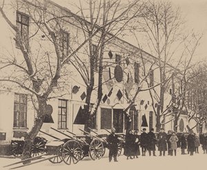 马列维奇和艺术学校的学生装饰维捷布斯克的白色兵营，1919 年 12 月（黑白照片） 作者 俄罗斯摄影师