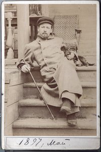 安东-契诃夫和她的狗希娜的肖像，1897年5月在契诃夫庄园的梅利霍沃（Melikhovo）（相册照片）。