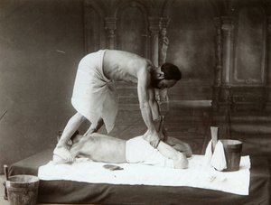 东方浴。按摩。德米特里-伊万诺维奇-叶尔马科夫（1845-1916 年）的白蛋白照片 作者 俄罗斯摄影师