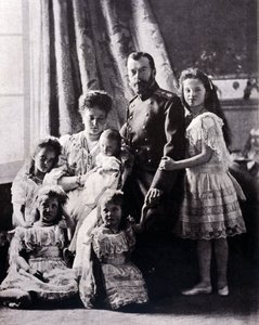 沙皇尼古拉二世 (1868 - 1918) 的家族。 从左到右：塔蒂亚娜大公夫人出生于 1897 年 6 月 11 日； 玛丽大公夫人出生于 1899 年 6 月 27 日； 亚历克西斯大公夫人出生于 1904 年 8 月 12 日； 给亚历山德拉·费奥多罗夫娜留下深刻印象； 沙皇尼古拉二世； 奥尔加·博大公夫人 作者 Russian Photographer