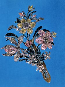 胸针采用大颗花形切割钻石和祖母绿，1760（金，银，钻石和祖母绿）