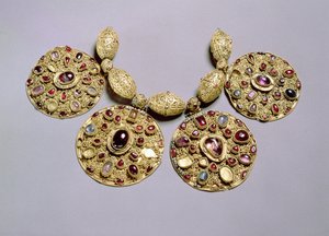 来自Barmy Collar的勋章，带有花丝和造粒装饰，Rayazan，12世纪（金镶珠宝和珍珠） 作者 俄语学校