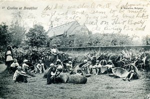 早餐时的苦力，约 1908 年（黑白照片） 作者 S. Mahadeo
