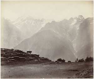 以喜马拉雅山为背景的奇尼景观
奇尼全景（原标题） 作者 塞缪尔·伯恩（归因于）