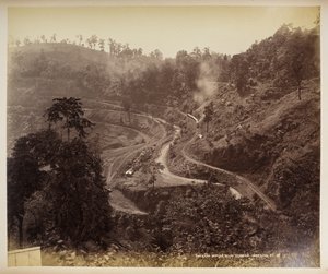 大吉岭 Teendaria 下的倒车台，选自《大吉岭风景》，1860 - 1880 年（黑白照片）