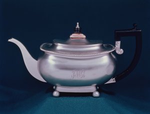 摄政茶壶，1812-13银，木与象牙结