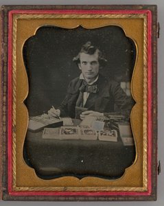 坐着的男人手持达盖尔摄影机和画笔的无题肖像，1865年。 作者 塞缪尔·米勒
