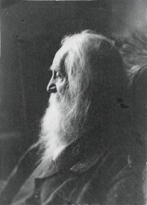 沃尔特-惠特曼在新泽西州的卡姆登，约1891年。 作者 塞缪尔·默里