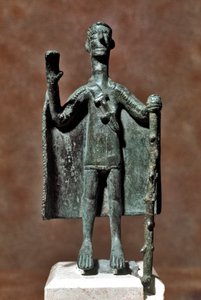Nuragic 文化 (nuraghi) 撒丁岛：旅行者手持棍子并披着斗篷的青铜雕像。 公元前 8-7 世纪。 卡利亚里，国家考古博物馆，撒丁岛，意大利