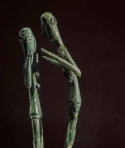 Nuragic 文化 (nuraghi) 撒丁岛：雕刻的青铜摔跤手群。 公元前 8-7 世纪。 卡利亚里，国家考古博物馆，撒丁岛，意大利 作者 撒丁岛的努拉克文明