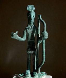 Nuragic 文化 (nuraghi) 撒丁岛：青铜战士拉弓（缺少长矛）小雕像。 公元前 8-7 世纪。 卡利亚里，国家考古博物馆，撒丁岛，意大利 作者 撒丁岛的努拉克文明