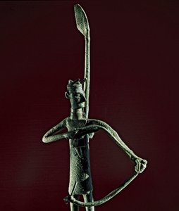 Nuragic culture (nuraghi) Sardinian: statuette of warrior pulling a bronze bow. 8th-7th century BC. Cagliari, Museo Nazionale Archeologico, Sardinia, Italy 作者 撒丁岛的努拉克文明