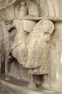 雕刻的Khosrow Parviz在他的马Shabdiz与重装甲骑士的装备，公元600年