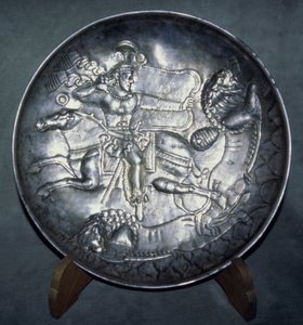 描绘国王Ardashir II（r.379-86）的菜，来自Sari，Mazandaran，c。公元380年（追逐和切割银）